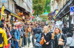 Parigi: Rue de Steinkerque a Montmartre affollata di turisti - © photo.ua / Shutterstock.com