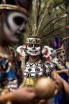 Partecipanti in costume alla sfilata del Día de Muertos per le strade della capitale messicana.
