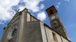 Particolare architettonico di una chiesa di Murazzano con la torre campanaria, Piemonte.