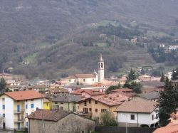 Particolare del centro di Casazza in provincia di Bergamo - © Ago76 - CC BY-SA 3.0, Wikipedia