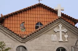 Dettaglio di una chiesa a Lemnos, Grecia - Particolare architettonico e decorazioni di un edificio religioso sull'isola greca di Lemnos  © Gergana Encheva / Shutterstock.com