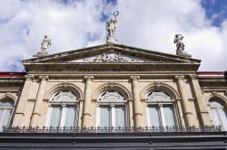 Particolare della facciata del Teatro Nazionale di San José, Costa Rica. Decorazioni scultoree impreziosiscono la facciata del teatro costruito in stile neoclassico - © Joe Ferrer ...