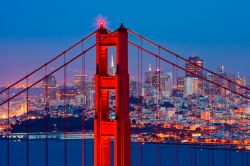 Particolare del pilone del Golden Gate e la città di San Francisco (California).