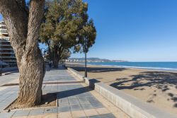 Passeggiata lungomare a Benicassim, Spagna. Situata vicino al mare, questa località si trova nel cuore del territorio della Plana Alta.
