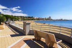 Passeggiata lungomare con vista sul Mediterraneo a Sainte-Maxime, dipartimento del Var, Francia.
