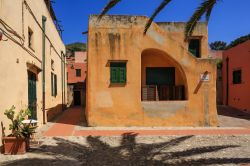 Passeggiata nel centro di Varigotti in Liguria