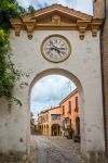 Passeggiata nel centro storico del borgo di Dozza vicino ad Imola, Emilia-Romagna - © milosk50 / Shutterstock.com