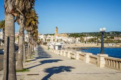 Passeggiata sul lungomare di Santa Maria di Leuca in Puglia.