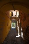 Passeggiata tra le stradine del borgo storico di Dolcedo in Liguria