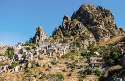 Pentedattilo, il borgo della Calabria, per anni considerato una città fantasma oggi vede il ritorno di alcuni abitanti e attività commerciali - © QArts / Shutterstock.com