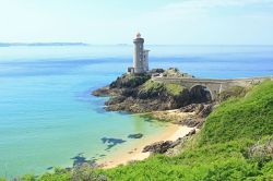 Phare du Petit Minou a Brest, Francia - All'uscita dell'imboccatura della rada di Brest, su un bel promontorio roccioso, si innalza il faro Petit Minou, uno dei più celebri di ...