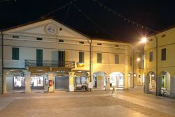 Piazza dei Martiri in centro a San Pietro in Casale - © Tux, Wikipedia