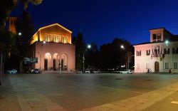 Piazza del Comune a San Lazzaro di Savena, siamo alla periferia sud-orientale di Bologna - © Zolli, CC BY-SA 4.0, Wikipedia