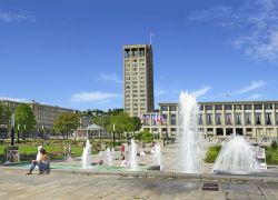 Piazza del municipio a Le Havre, Francia. Si tratta di un complesso impressionante che comprende una grande piazza e degli edifici, tutto progettato da Auguste Perret. L'Hotel de Ville rappresenta ...