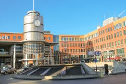 La piazza della stazione ferroviaria di Den Bosch. La cittadina è ben collegata alle principlai località olandesi come Amsterdam, Utrechted Eindhoven - foto © Nick_Nick / ...