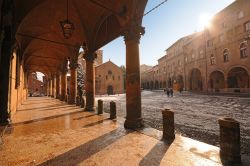 Piazza Santo Stefano a Bologna, Emilia Romagna. Considerata una piazza, nonostante sia piuttosto uno slargo che ha origine da via Santo Stefano, è uno dei luoghi più caratteristici ...