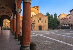 Piazza Santo Stefano al tramonto, centro di Bologna