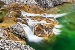 Piccole cascate fotografate dall'alto a Reutte, Austria.
