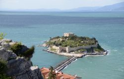 Pigeon Island a Kusadasi, Turchia - E' uno dei luoghi più interessanti da visitare in città. La piccola fortezza in pietra che occupa la maggior parte di Guvercin Ada, l'Isola ...