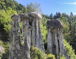 Le Piramidi di Postalesio, sono delle forme di erosione simili ai camini delle fate della Cappadocia. Ci troviamo nella Valtellina, nel nord della Lombardia - © Fulcanelli / Shutterstock.com ...