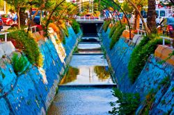 Pittura digitale di un canale di scolo a Kusadasi, Turchia - La suggestiva immagine di un canale di scolo nel centro della città abbellito da pitture colorate © kenny1 / Shutterstock.com ...