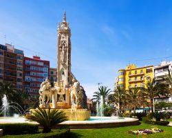 Plaza de los Luceros a Alicante, Spagna, con la fontana costruita nel 1930 dallo scultore Daniel Banuls Martinez.
