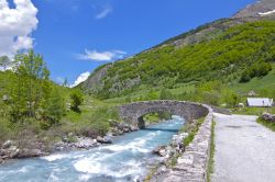 Ponte del Circo di Gavarnie, Pirenei, Francia. Victor Hugo descrisse questo immenso anfiteatro come un colosso della natura. Lo si può raggiungere dal villaggio di Gavarnie attraverso ...