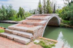 Il ponte del Diavolo, come vuole la leggenda, sull'isola di Torcello - © Franco Nadalin / Shutterstock.com