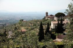 Porciano di Lamporecchio, chiesa con vista sulle colline