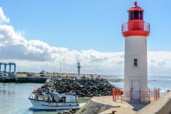 Il porto da pesca sull'isola d'Oleron, Francia. Quest'isola è divenuta una meta turistica apprezzata soprattutto nella stagione estiva - © 7Horses / Shutterstock.com