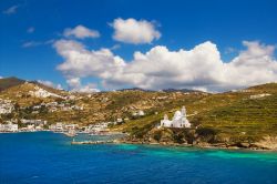 Il porto dell'isola di Ios, Grecia. Una bella immagine del porto greco di Ormos che si affaccia sulle acque trasparenti dell'Egeo - © Mila Atkovska / Shutterstock.com