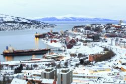 Porto di Narvik in inverno, Norvegia - Fondata nel 1887 con il nome di Victoriahavn, questa località norvegese assunse il rango di città nel 1902 dopo essere stata ribattezzata ...