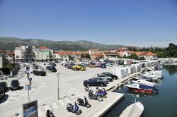 Un parcheggio adiacente al porto di Cavtat. La città croata è conosciuta anche con il nome italiano di Ragusa Vecchia - foto © The Visual Explorer / Shutterstock.com