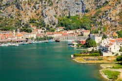 Porto e città vecchia di Cattaro, Montenegro. Mare e terra si incontrano nelle Bocche di Cattaro creando uno degli angoli più suggestivi del Montenegro - © Pecold / Shutterstock.com ...