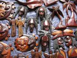 Prodotti artigianali in legno dell'isola di Giamaica. Sculture, statue e maschere in legno, dal più pregiato come il lignum vitae a quello meno costoso, sono solo alcuni degli oggetti ...