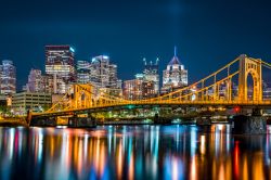 Rachel Carson Bridge (noto anche come Ninth Street Bridge) by night sul fiume Allegheny a Pittsburgh, Pennsylvania. Lungo circa 260 metri, questo ponte deve il suo nome alla naturalista americana ...