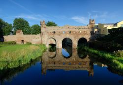 Resti delle mura difensive medievali di Zutphen, Olanda. Un suggestivo scorcio panoramico di un tratto della cinta muraria che circondava la città olandese.
