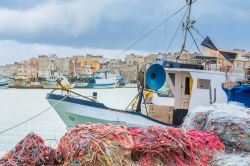 Reti da pesca e pescherecci a Trapani, Sicilia - Le abitazioni del centro storico di Trapani si affacciano sul Mediterraneo dove i pescatori attraccano le loro barche © Eddy Galeotti / ...