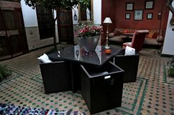 Giardino interno al riad Ayadina a Marrakech, Marocco - Particolare del bel giardino interno che impreziosisce il lussuoso palazzo, oggi adibito a riad, del centro di Marrakech. Colori caldi, ...