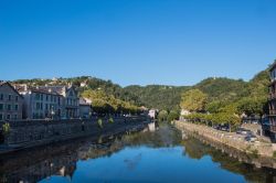 I riflessi delle case di Villefranche-de-Rouergue nelle acque azzurre dell'Aveyron, Francia.
