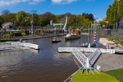 Riproduzione della barriera anti-tempesta Maeslantkering nel parco Madurodam, L'Aia (Olanda). Si chiude automaticamente quando Rotterdam è minacciata dalle inondazioni - © Tatiana ...