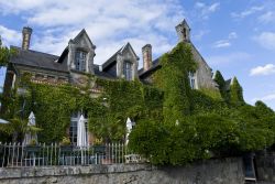 Ristorante tipico di Azay-le-Rideau, Loira (Francia) - Ogni località che si possa definire turistica non propone gli esercizi di ristorazione in modo disordinato ma, al contrario, cerca ...