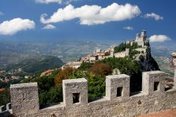 Rocca della Guaita, a San Marino, in una giornata di sole. Ampliato e ristrutturato in varie epoche, ha conosciuto la sua massima importanza nel XV° secolo - © Samot / Shutterstock.com ...