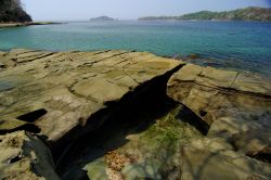 Rocce piatte sulla riva dell'isola di Contadora, Las Perlas, Panama. Isla Contadora si estende per poco più di 1 km quadrato e offre panorami fra i più suggestivi dell'arcipelago ...