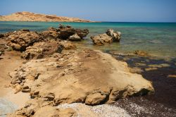 Formazioni vulcaniche sulla spiaggia di Faraklo a Lemnos, Grecia - E' uno dei tratti più spettacolari della costa di quest'isola che si presenta con rocce dalle forme più ...