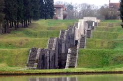 Uno scorcio di Rogny les Sept Cluses, regione Centro (Francia): qui si trova uno dei sistemi di chiuse più ambiziosi mai costruiti. La sua progettazione risale all'epoca di Enrico ...