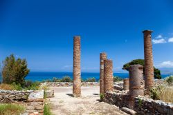 Le storiche rovine archeologiche di Tindari (Sicilia) - Quando nel 1838 ebbero luogo i primi lavori di scavo, non si sapeva ancora che sarebbe emerso un autentico patrimonio che ha costituito ...
