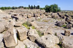 Le rovine archeologiche più storiche che caratterizzano la Valle dei Templi ad Agrigento (Sicilia) - Si lasciano guardare e ammirare, si lasciano immaginare negli occhi dei visitatori, ...