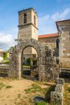 Rovine del Paco dos Condes a Barcelos, Portogallo. Sullo sfondo, la cheisa madre della città.
