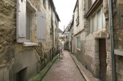 Rue Saint-Celerin nel centro di Montrichard (Francia) con le antiche case in pietra affacciate  - © Khun Ta / Shutterstock.com